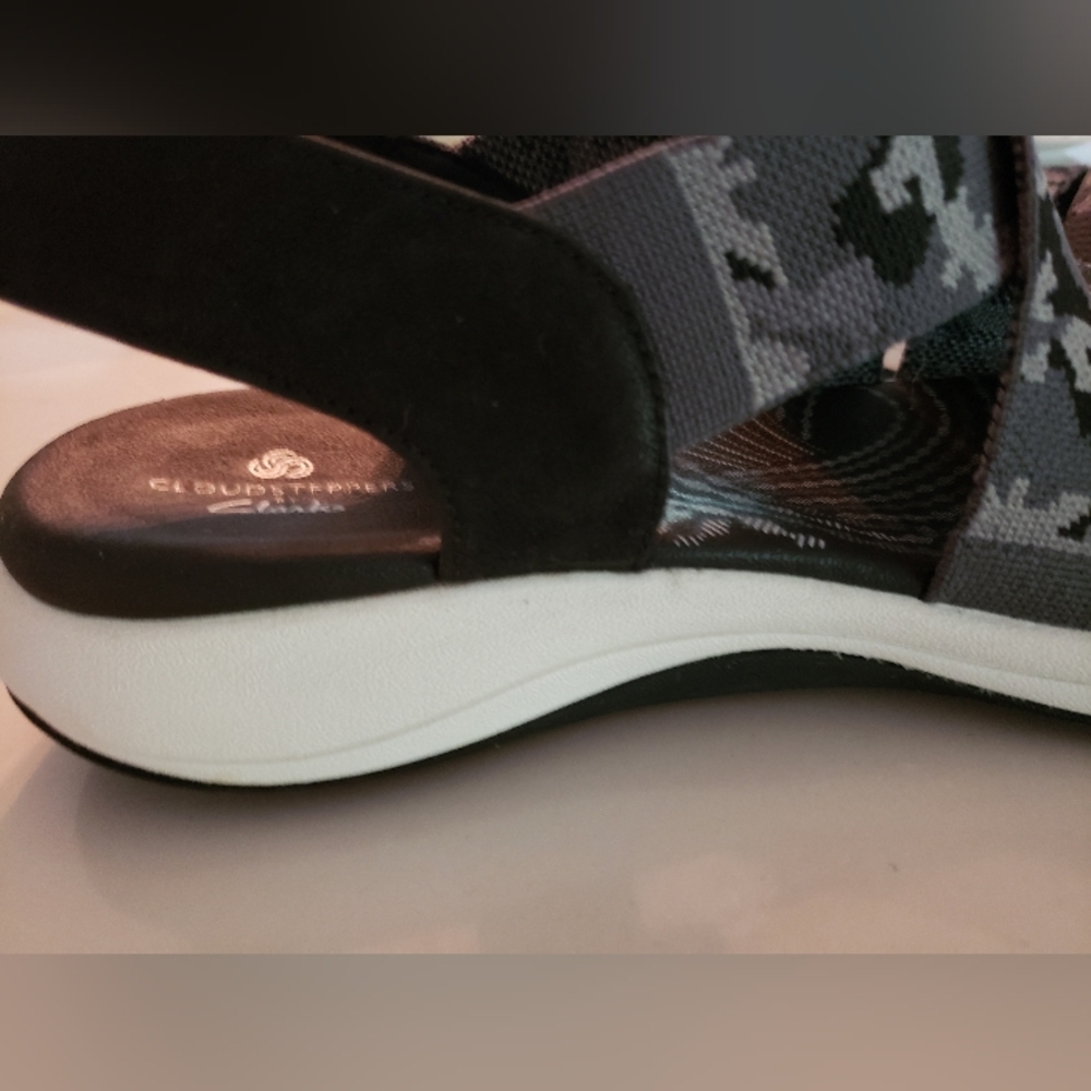 Clarks Cloudsteppers Sandals, Size 9m, not used, Camo Straps - Picture 11 of 11